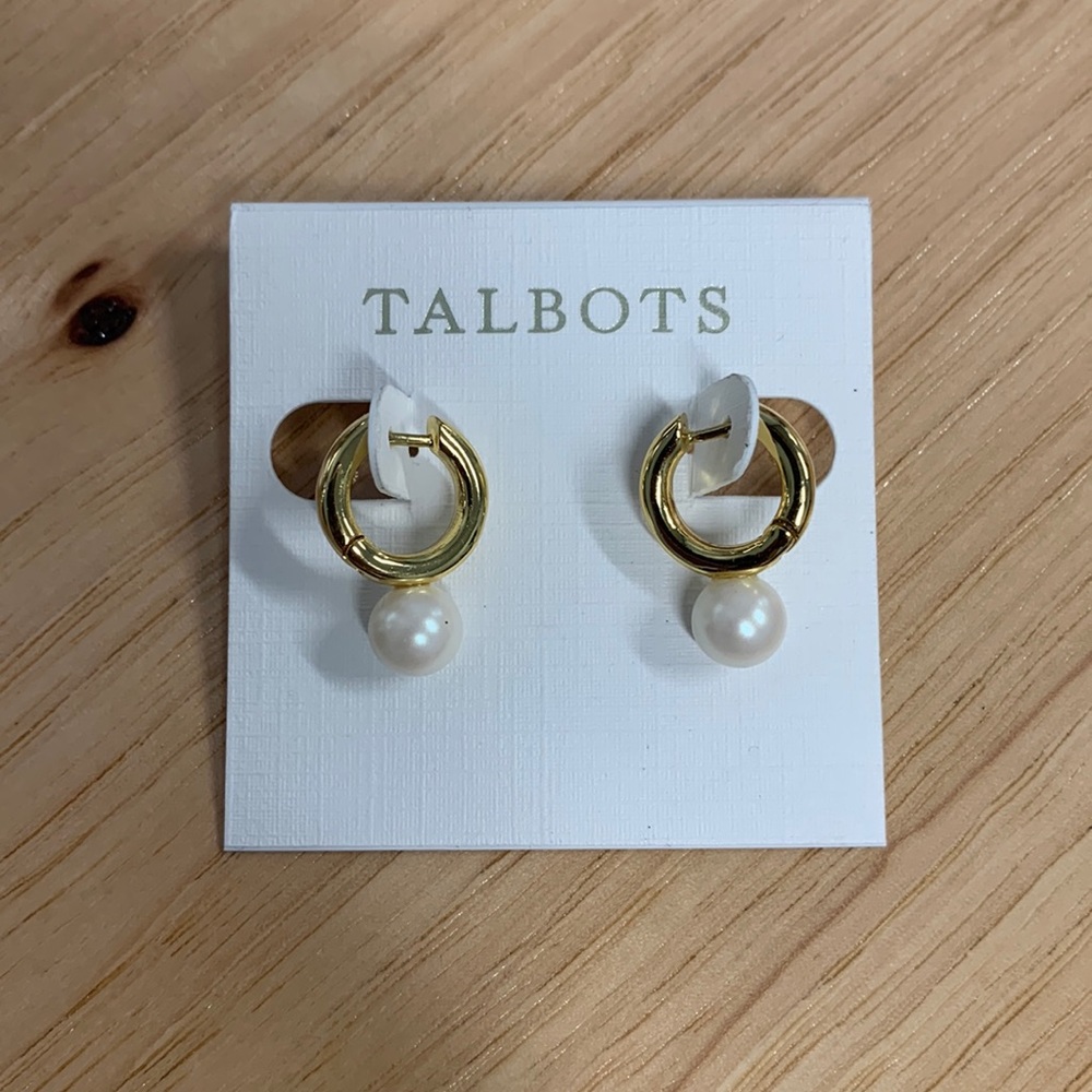 Gold hoop with pearl